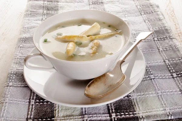 Sup krim asparagus putih dalam mangkuk — Stok Foto
