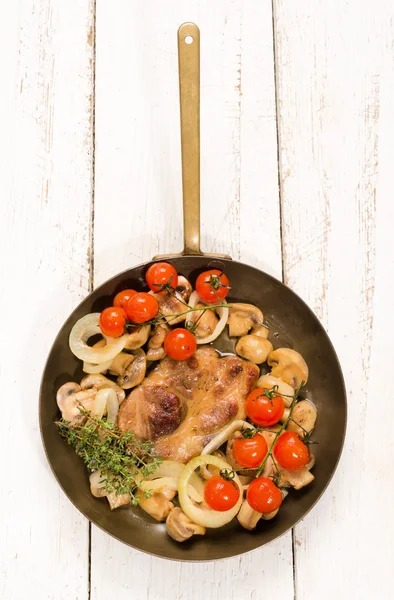 Panela de latão com bife de porco assado e legumes — Fotografia de Stock