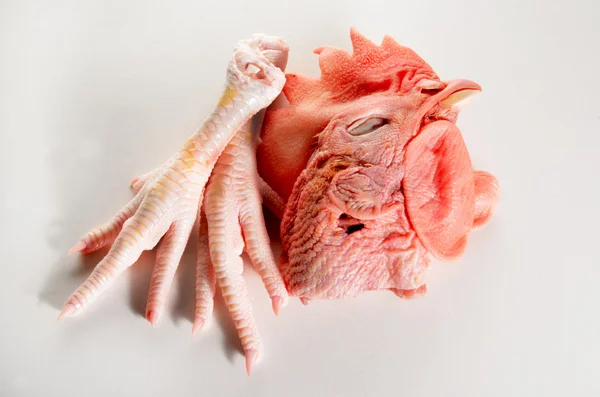 Pés de galinha e cabeça após o abate — Fotografia de Stock