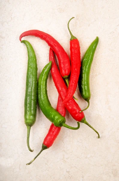 Våta grön och röd varm och kryddig chili peppar — Stockfoto