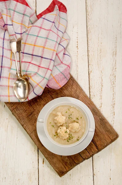 Sopa de coliflor con tomillo en un tazón — Foto de Stock