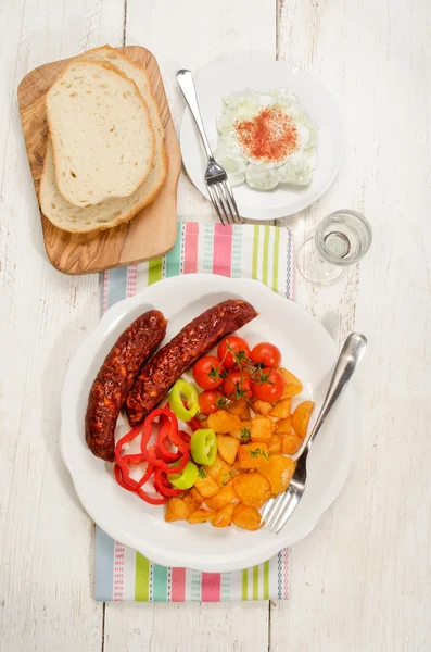 Жареный картофель, колбас, помидоры и паприка — стоковое фото