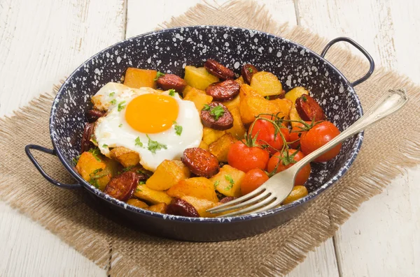 Spanisches Landhausgericht mit Kartoffeln, Spiegelei und Chorizo — Stockfoto