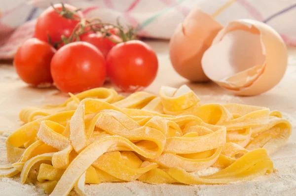 Casa feita tagliatelle, tomate e ovo — Fotografia de Stock