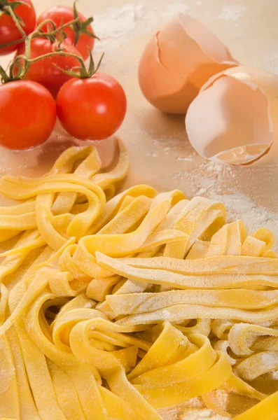 Hemgjorda tagliatelle, tomat och ägg — Stockfoto