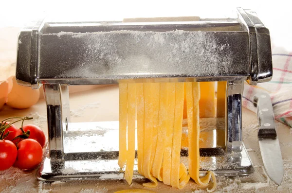 Тесто для макарон приготовлено для тальятелле — стоковое фото