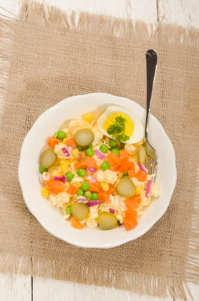 Bir kase sebze makarna salatası — Stok fotoğraf