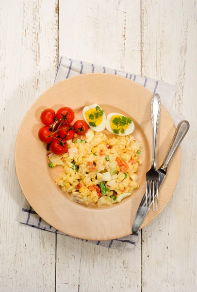 Yumurta ve sebze karışık vejetaryen makarna salatası — Stok fotoğraf