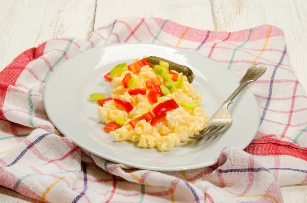 Hungarian style noodle salad with paprika — Stock Photo, Image