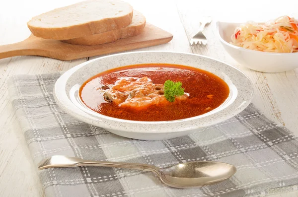 Ungarische Fischsuppe im Suppenteller, Salat und Brot — Stockfoto