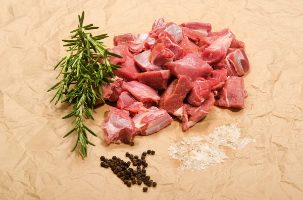 RAW rådjur gulasch med rosmarin, peppar majs och kosher salt — Stockfoto