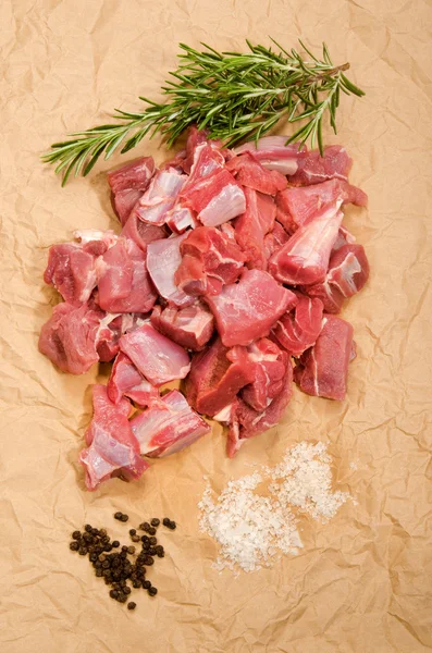 RAW rådjur gulasch med rosmarin, peppar majs och kosher salt — Stockfoto