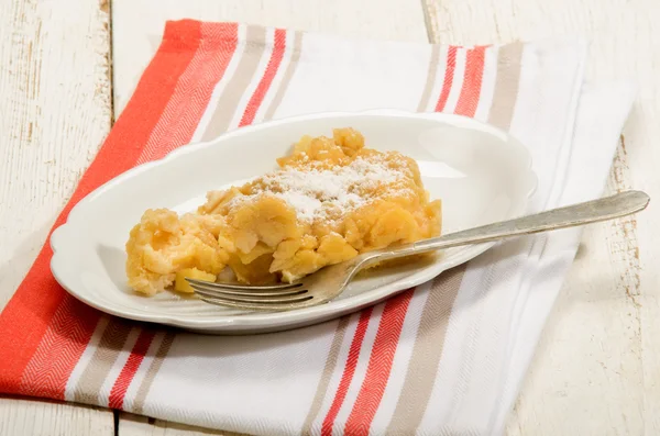 Apple crumble with powdered sugar on oval plate — Stock Photo, Image