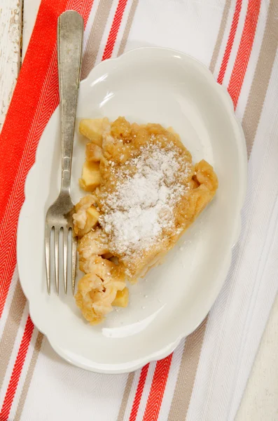 Apple crumble met poedersuiker op ovale plaat — Stockfoto