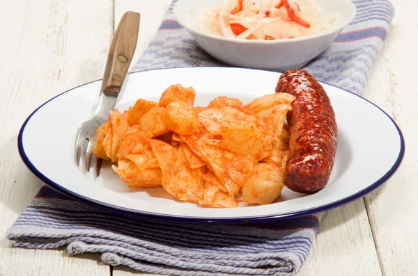 Nudeln und Kartoffeln mit Paprikapulver, Kolbasz und saurem Gemüse — Stockfoto