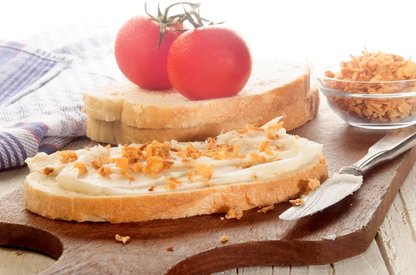 Desayuno con manteca de cerdo y cebolla crujiente en rebanada de pan —  Fotos de Stock