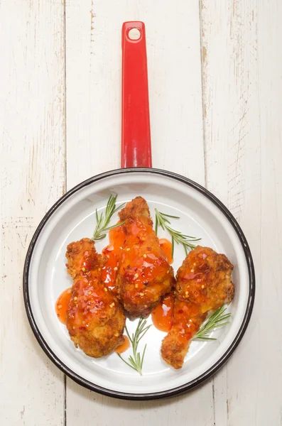 Pittige kip drumstick met rozemarijn en hete chilly saus — Stockfoto