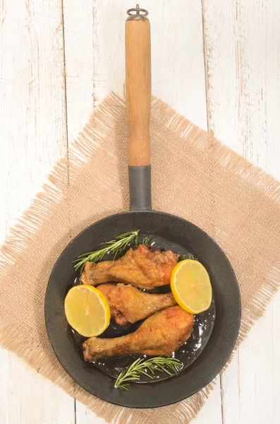 Honey glazed chicken drumsticks with slice lemon and rosemary — Stock Photo, Image