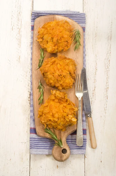 Gebakken kip dijen bedekt met cornflakes — Stockfoto
