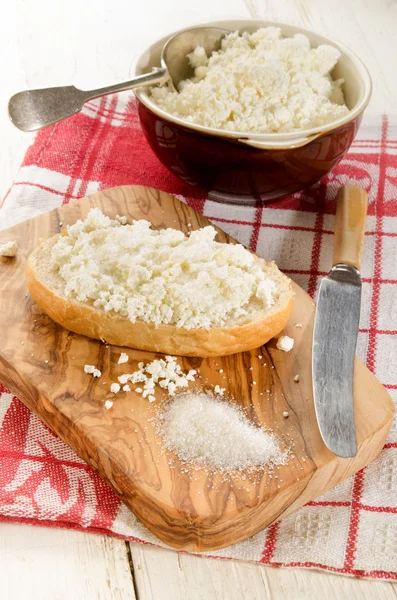 Bun with cottage cheese and sugar — Stock Photo, Image