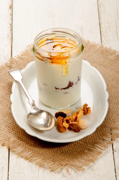 Kefir im Glas mit süßem Honig, Nüssen und Früchten — Stockfoto