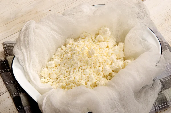 Taze ev yapımı peynir beyaz havlu ile — Stok fotoğraf