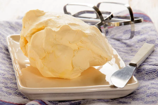 Manteiga caseira e uma faca de manteiga — Fotografia de Stock