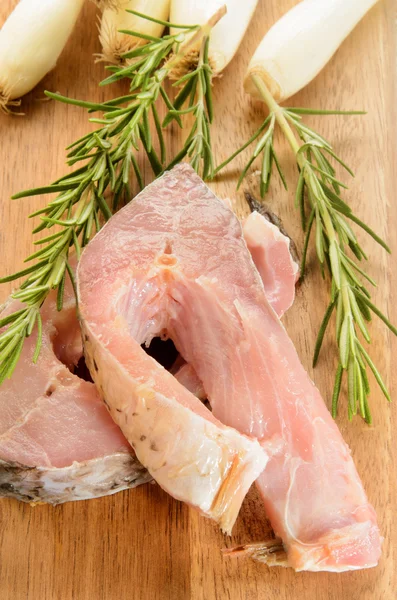 Raw carp steak with rosemary and spring onions — Stock Photo, Image