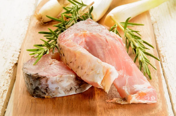 Raw carp steak with rosemary and spring onions — Stock Photo, Image