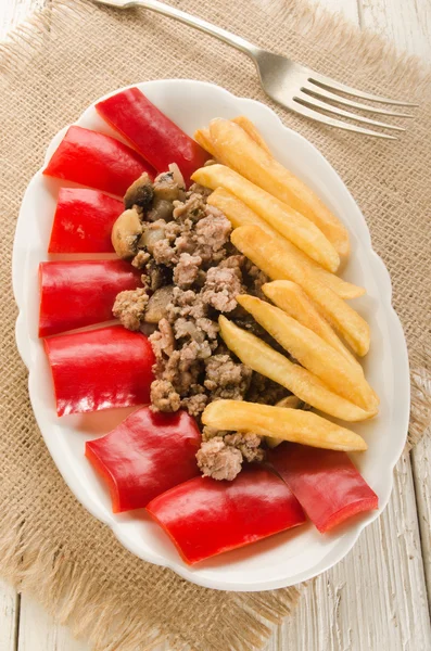 French fries with minced meat and red bell pepper — Stock Photo, Image