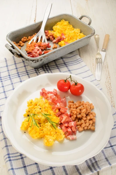 British breakfast with scrambled eggs on a plate — Stock Photo, Image