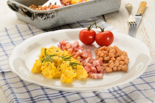 British breakfast with scrambled eggs on a plate — Stock Photo, Image