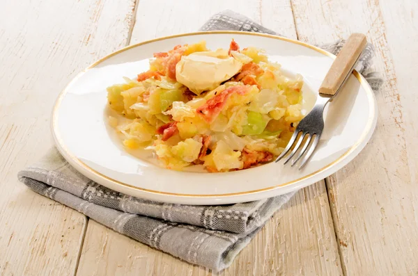 Cañón irlandés con mantequilla en un plato — Foto de Stock