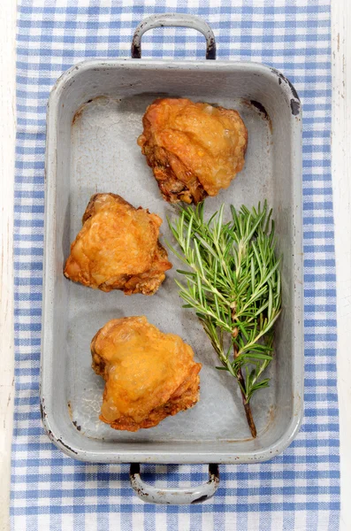 Stekt kyckling lår i en långpanna tenn — Stockfoto