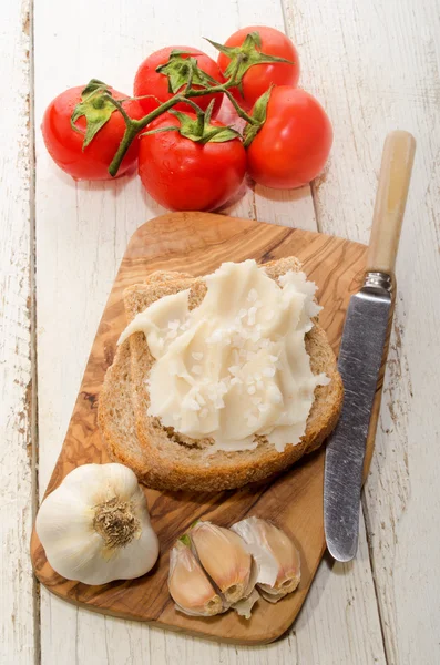 Λαρδί χοιρινό σπιτικό με χοντρό αλάτι, σκόρδο και φρέσκια ντομάτα — Φωτογραφία Αρχείου