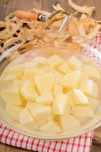 Pommes de terre pelées et coupées en dés dans un bol en verre — Photo