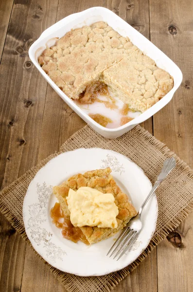 Freshly baked rhubarb crumble with custard — Stock Photo, Image