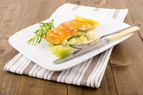 Filete de eglefino ahumado y al vapor con apio —  Fotos de Stock