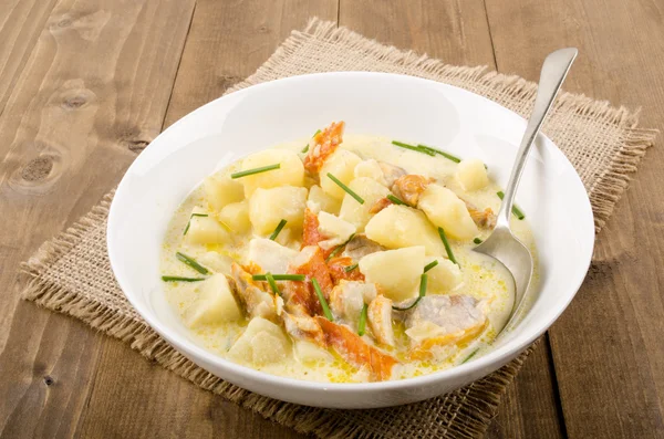 Sup scottish cullen skink dengan haddock, kentang dan bawang — Stok Foto