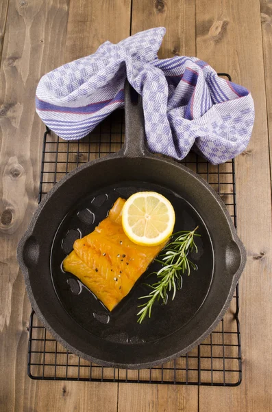 Filete de eglefino ahumado en una sartén de hierro fundido — Foto de Stock