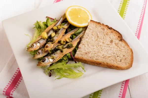 Etapban a saláta, fokhagyma és petrezselyem, egy szelet kenyér és lem — Stock Fotó