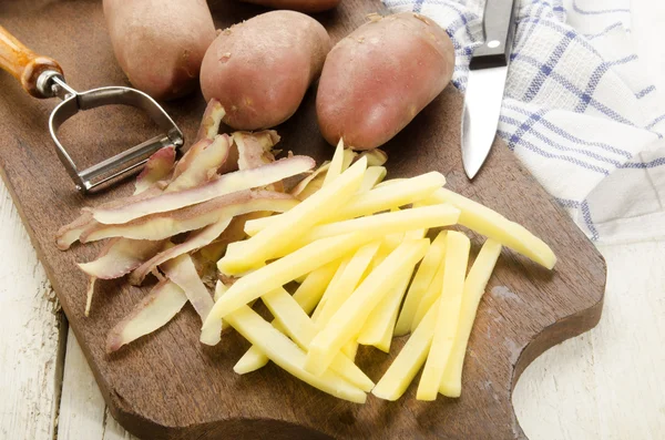Huisgemaakte frietjes worden gesneden aardappelen — Stockfoto