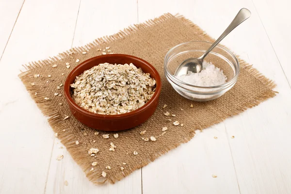 Avena tagliata in acciaio irlandese in una ciotola marrone — Foto Stock