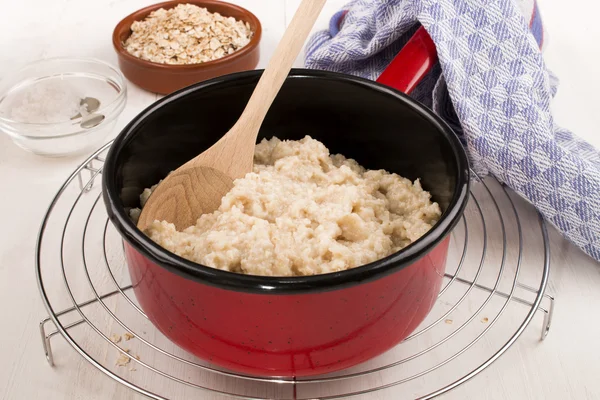 Con acqua bollita d'avena d'acciaio d'Irlanda tagliata in una pentola — Foto Stock