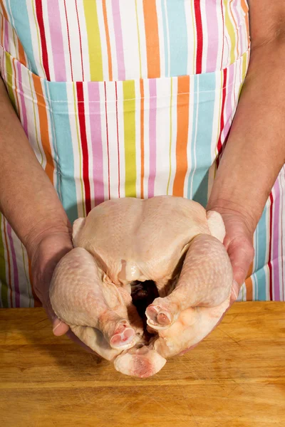 Çiğ tavuk elinde düzenlenmektedir — Stok fotoğraf