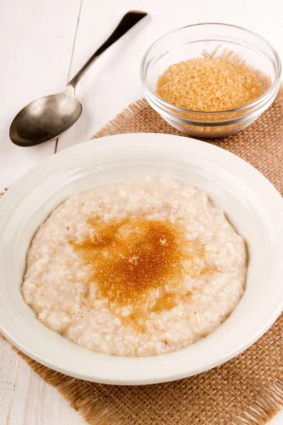 Βρασμένο με νερό ιρλανδική oatmeal και καστανή ζάχαρη — Φωτογραφία Αρχείου