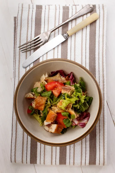 Gerookte Schotse makreel salade met tomaat en gehakte ui — Stockfoto