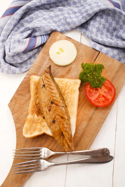 Skotský makrely na plátky chleba s rajčaty, petrželkou a cibulkou — Stock fotografie