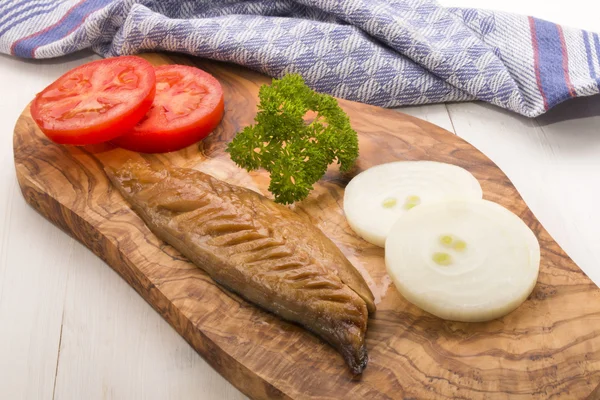 Gerookte Schotse makreel met tomaat, ui en peterselie op een woo — Stockfoto