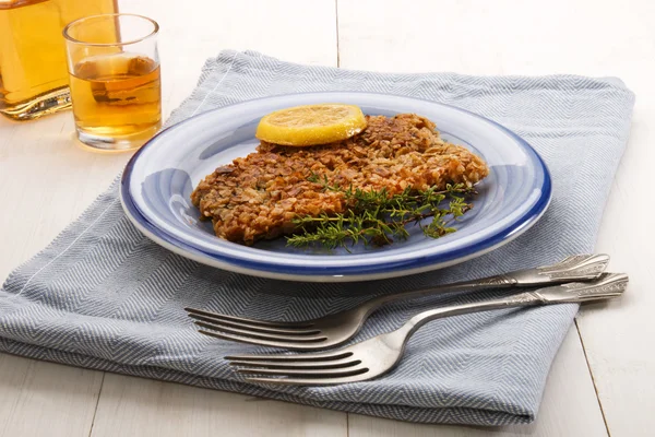 Schotse met havermout gecoate kipper met tijm en plakje citroen — Stockfoto